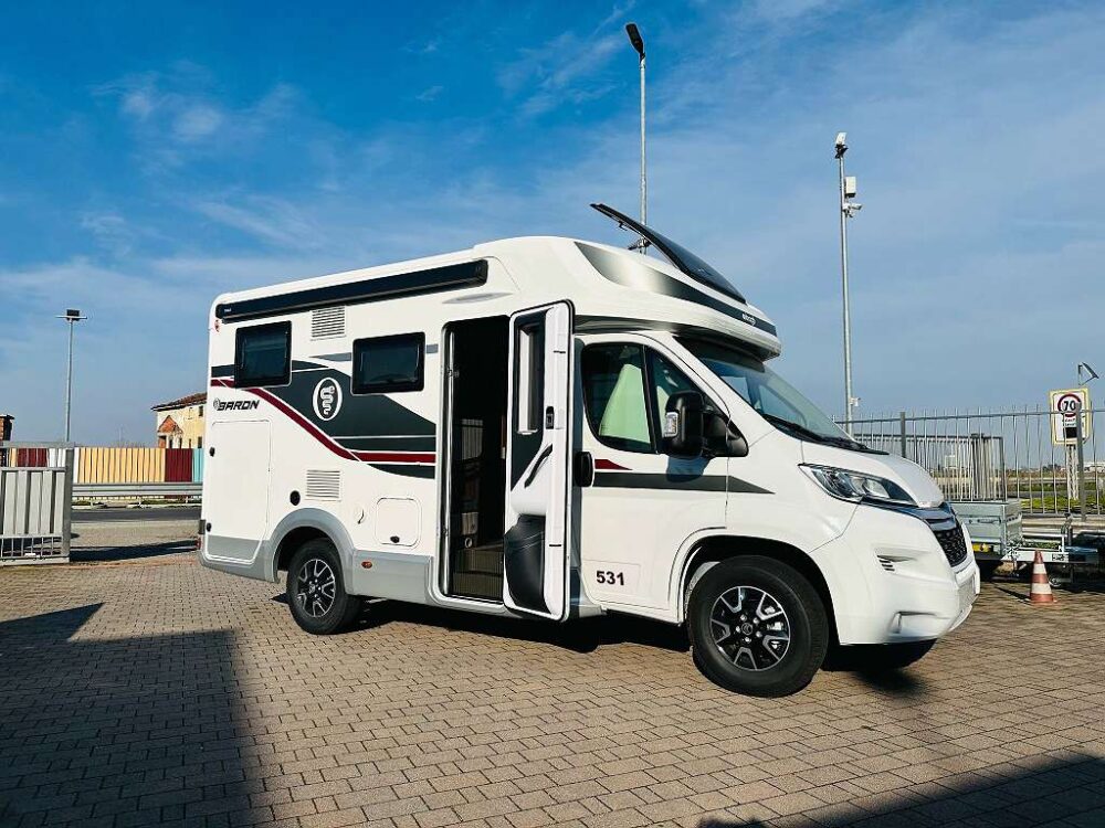 Elnagh BARON 531 – Slechts 5,99 m, Handgeschakeld | Slaapplaatsen: 4 | Eerste registratie: 01/2025 | 0 km | Vermogen: 140 pk | Totaalgewicht: 3.500 kg - Afbeelding 2