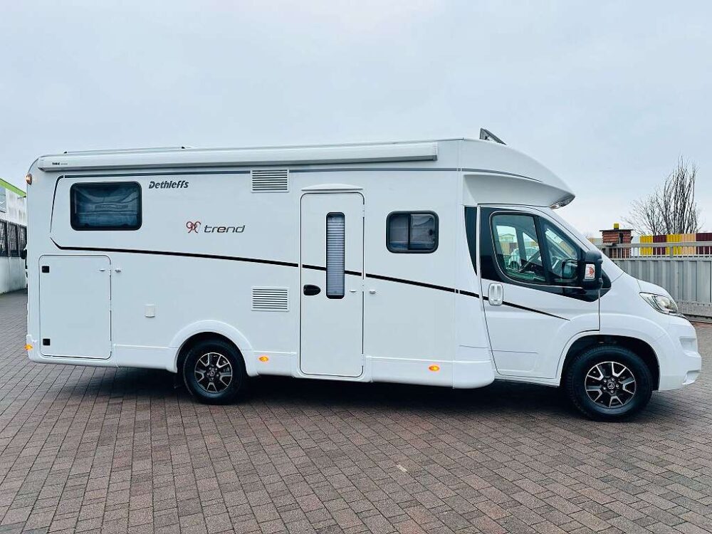 DETHLEFFS TENDANCE T7057 - 90 JAAR gelimiteerde oplage - Slechts 7,41 m, Handgeschakeld | Slaapplaatsen: 4 | Eerste registratie: 11/2021 | 20.000 km | Vermogen: 165 pk | Totaalgewicht: 3.500 kg - Afbeelding 2