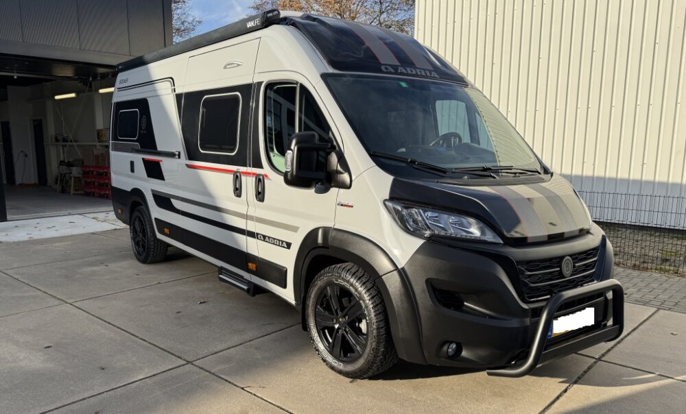 ADRIA TWIN 640 SGX – Slechts 6,39 m, automaat | Aantal slagen: 4 | Laatste registratie: 01/2024 | 15.000 km | Vermogen: 180 pk | Totaalgewicht: 3.500 kg - Afbeelding 2