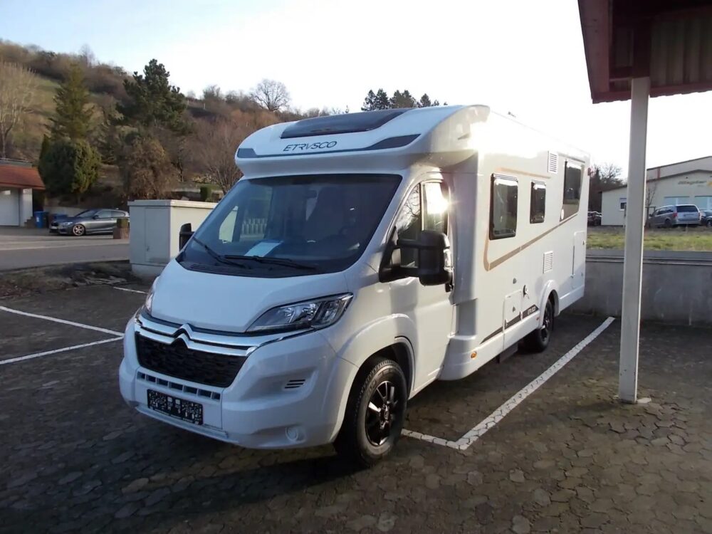 Etrusco T7300 SB – Slechts 7,50 m, Handgeschakeld | Slaapplaatsen: 4 | Eerste registratie: 01/2024 | 300 km | Vermogen: 140 pk | Totaalgewicht: 3.500 kg