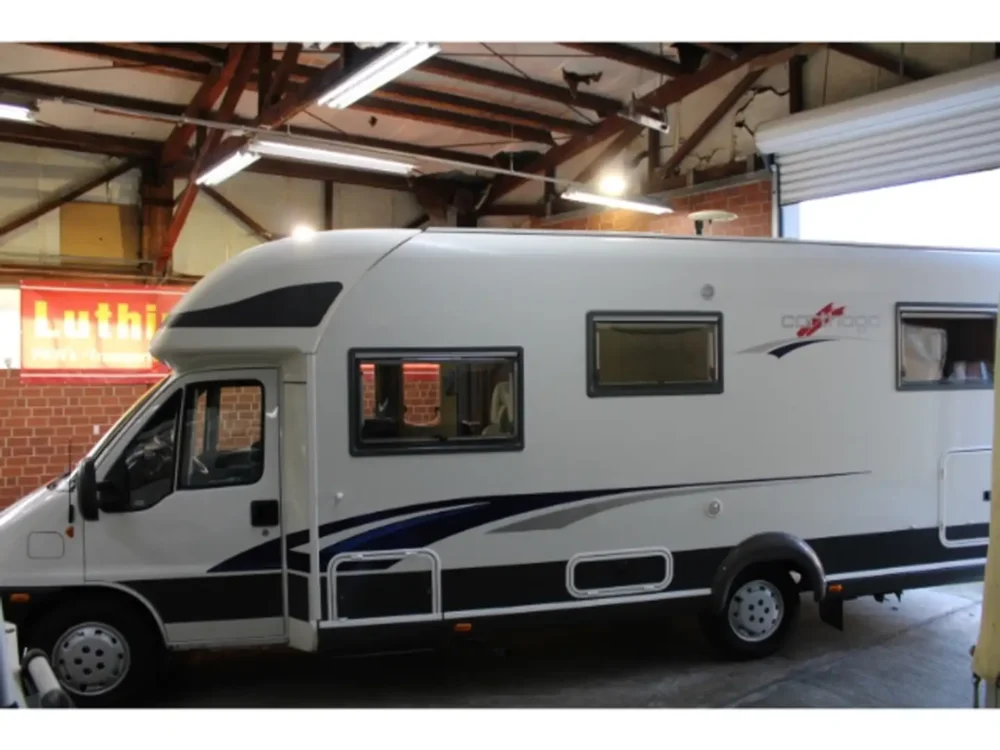 Carthago chic T51 – Slechts 7,65 m, handgeschakeld | Slaapplaatsen: 4 | Eerste registratie: 03/2006 | 104.700 km | Vermogen: 107 pk | Totaalgewicht: 3.500 kg - Afbeelding 2