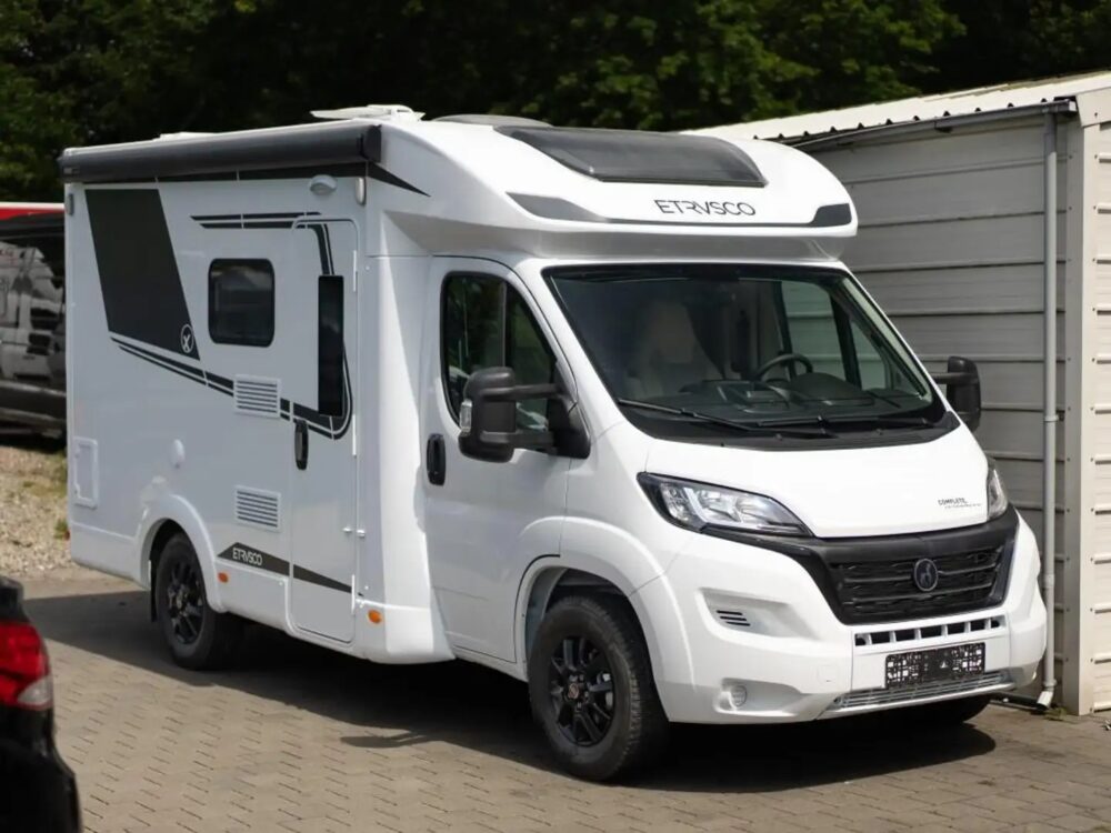 Etrusco T-Model T 5900 FB MJ24 – Slechts 5,95 m, Handgeschakeld | Slaapplaatsen: 3 | Eerste registratie: 06/2024 | 15 km | Vermogen: 140 pk | Totaalgewicht: 3.500 kg