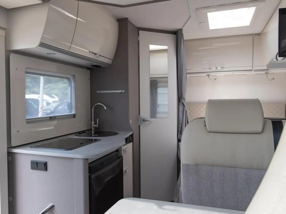 Etrusco T-Model T 5900 FB MJ24 – Slechts 5,95 m, Handgeschakeld | Slaapplaatsen: 3 | Eerste registratie: 06/2024 | 15 km | Vermogen: 140 pk | Totaalgewicht: 3.500 kg - Afbeelding 10