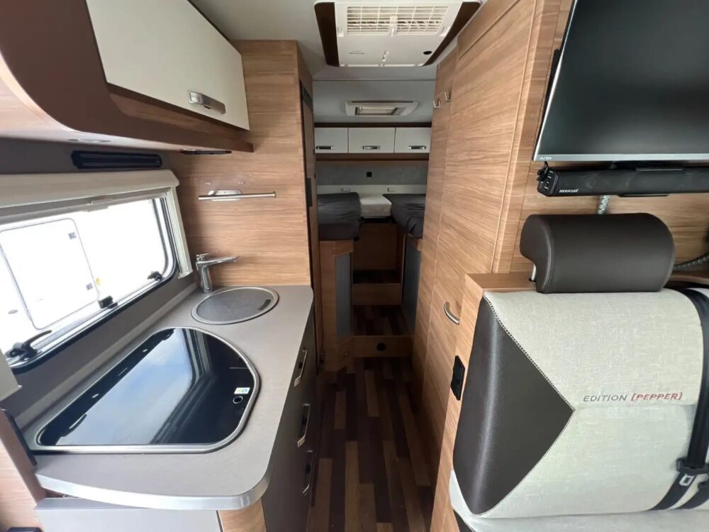 Weinsberg Cara Compact Pepper 50 Edition – Slechts 6,75 m, Handgeschakeld | Slaapplaatsen: 2 | Eerste registratie: 04/2021 | 92.618 km | Vermogen: 140 pk | Totaalgewicht: 3.500 kg - Afbeelding 12