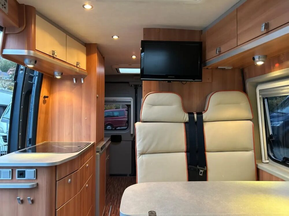 Hymer/Eriba Personenauto 322 GT – Slechts 5,99 m, Handgeschakeld | Slaapplaatsen: 4 | Eerste registratie: 03/2012 | 68.000 km | Vermogen: 131 pk | Totaalgewicht: 3.500 kg - Afbeelding 12