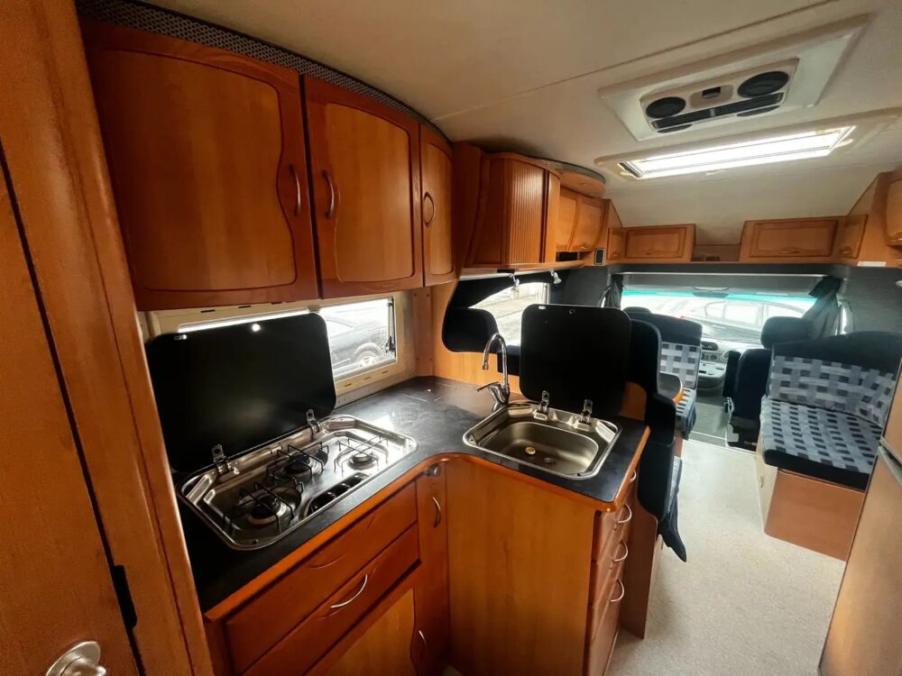 Eura Mobil Contura 706 SB MB 316 – Slechts 7,24 m, automaat | Slaapplaatsen: 4 | Eerste registratie: 02/2002 | 145.852 km | Vermogen: 156 pk | Totaalgewicht: 3.500 kg - Afbeelding 12