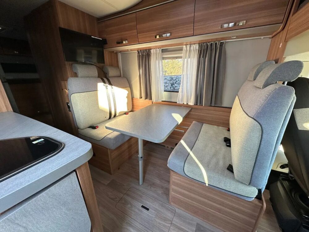 Weinsberg 700 DG – Slechts 7,42 m, Handgeschakeld | Slaapplaatsen: 6 | Eerste registratie: 05/2019 | 78.147 km | Vermogen: 163 pk | Totaalgewicht: 3.500 kg - Afbeelding 12
