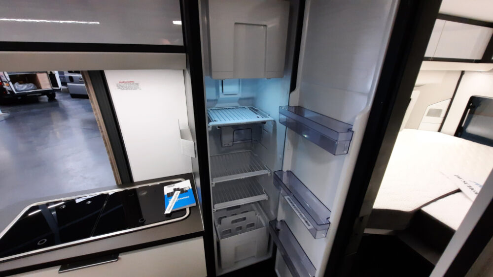 ADRIA TWIN 640 SGX – Slechts 6,39 m, automaat | Aantal slagen: 4 | Laatste registratie: 01/2024 | 15.000 km | Vermogen: 180 pk | Totaalgewicht: 3.500 kg - Afbeelding 12