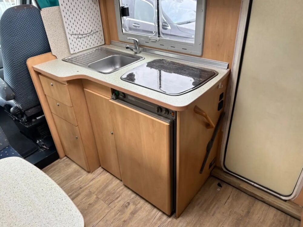 Bürstner T 603 – Slechts 6,22 m, Handgeschakeld | Slaapplaatsen: 2 | Eerste registratie: 03/2001 | 173.000 km | Vermogen: 128 pk | Totaalgewicht: 3.500 kg - Afbeelding 13