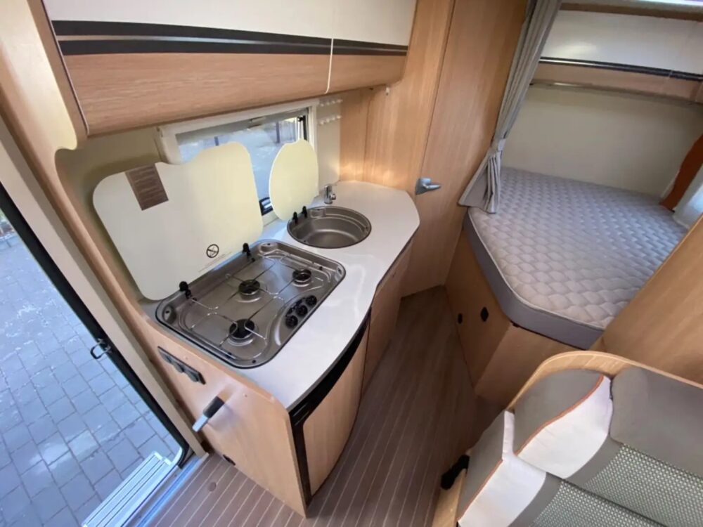 Glücksmobil T 58 – Slechts 6,23 m, Handgeschakeld | Slaapplaatsen: 2 | Eerste registratie: 04/2016 | 86.000 km | Vermogen: 131 pk | Totaalgewicht: 3.500 kg - Afbeelding 12