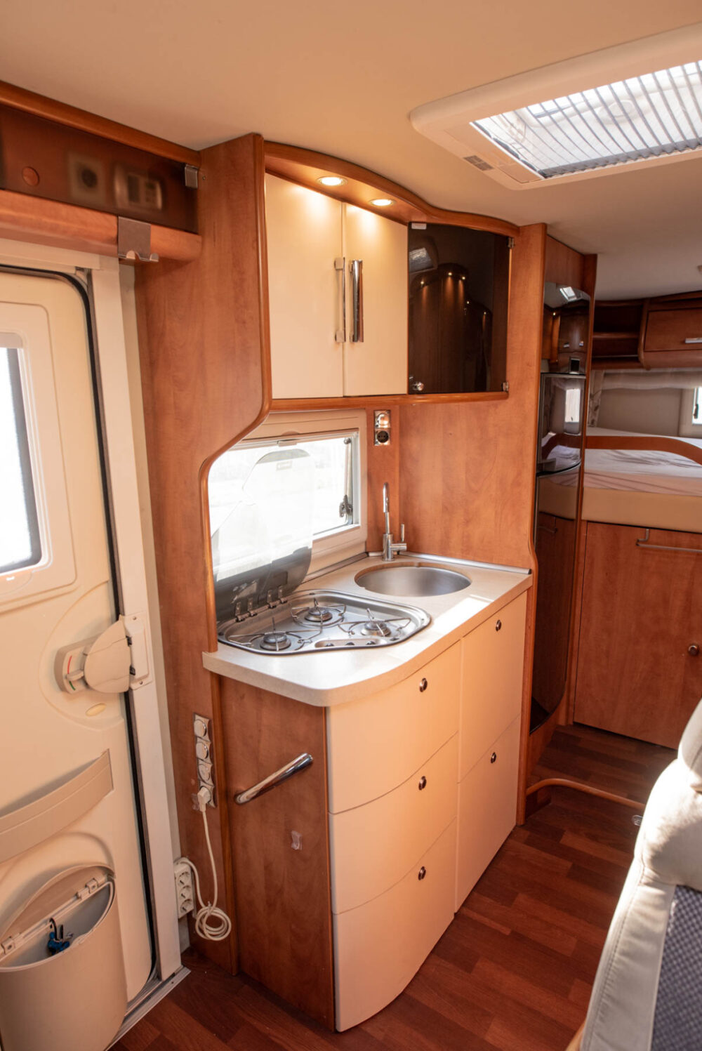 Carthago C Tourer 142 QB – Slechts 6,8 m, automaat | Slaapplaatsen: 2 | Eerste registratie: 02/2013 | 191.500 km | Vermogen: 148 pk | Totaalgewicht: 3.500 kg - Afbeelding 12
