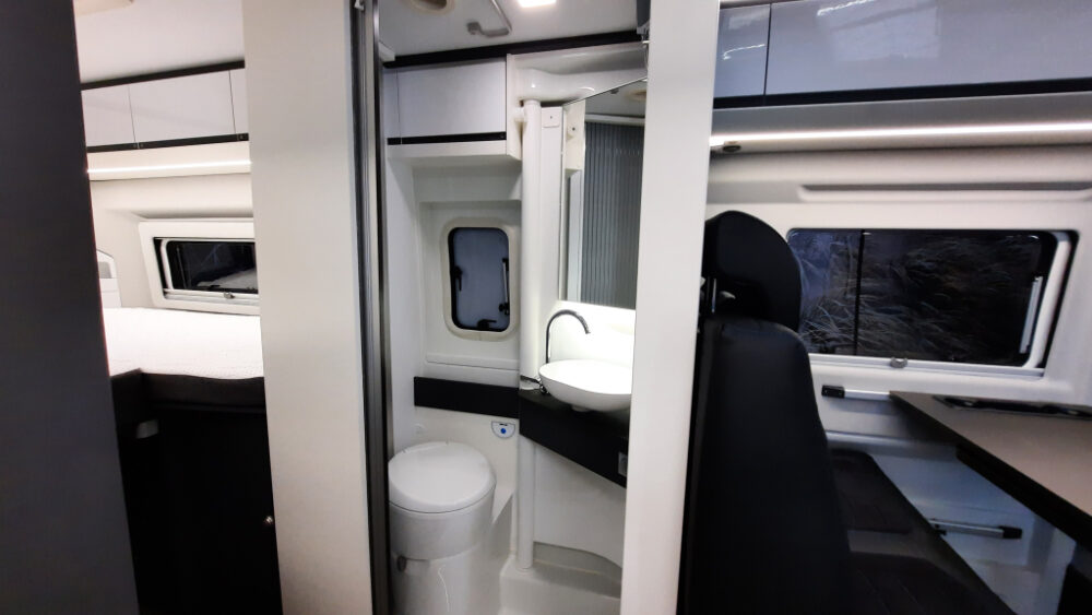 ADRIA TWIN 640 SGX – Slechts 6,39 m, automaat | Aantal slagen: 4 | Laatste registratie: 01/2024 | 15.000 km | Vermogen: 180 pk | Totaalgewicht: 3.500 kg - Afbeelding 13