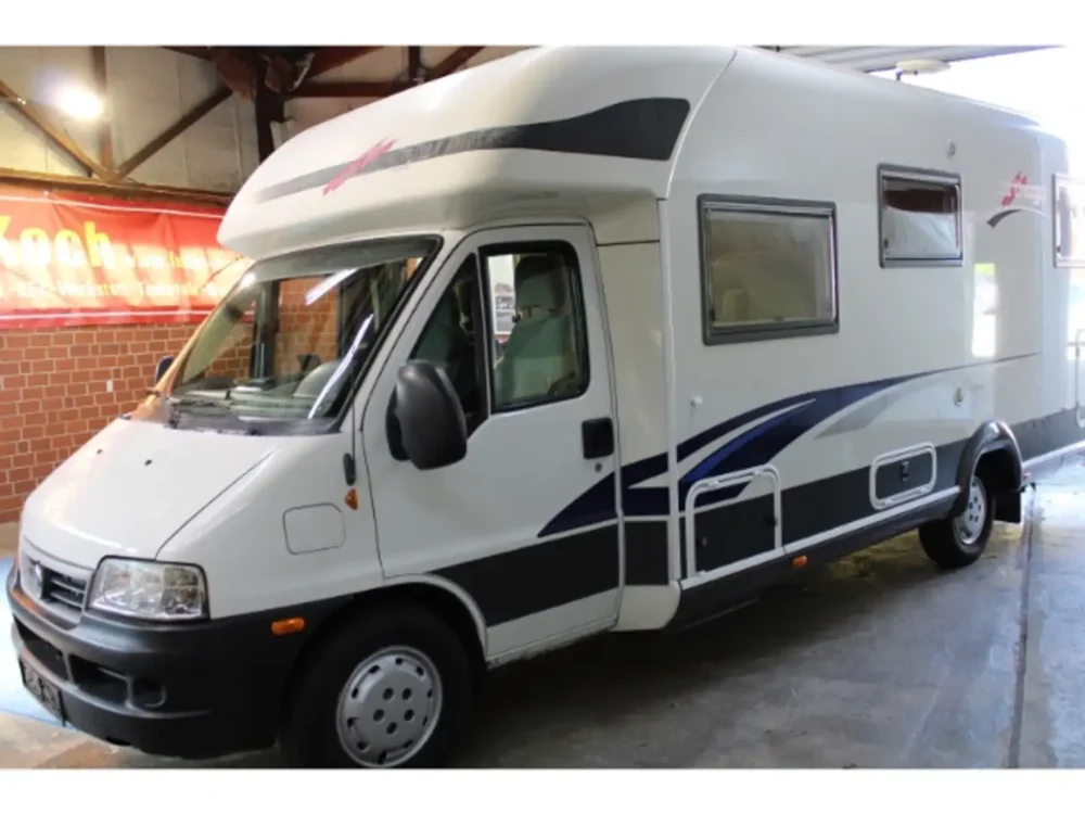 Carthago chic T51 – Slechts 7,65 m, handgeschakeld | Slaapplaatsen: 4 | Eerste registratie: 03/2006 | 104.700 km | Vermogen: 107 pk | Totaalgewicht: 3.500 kg