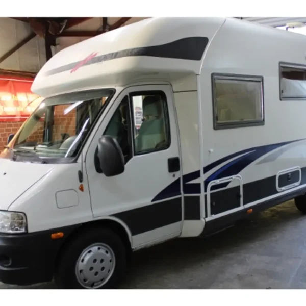 Carthago chic T51 – Slechts 7,65 m, handgeschakeld | Slaapplaatsen: 4 | Eerste registratie: 03/2006 | 104.700 km | Vermogen: 107 pk | Totaalgewicht: 3.500 kg