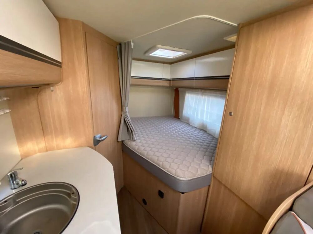 Glücksmobil T 58 – Slechts 6,23 m, Handgeschakeld | Slaapplaatsen: 2 | Eerste registratie: 04/2016 | 86.000 km | Vermogen: 131 pk | Totaalgewicht: 3.500 kg - Afbeelding 13
