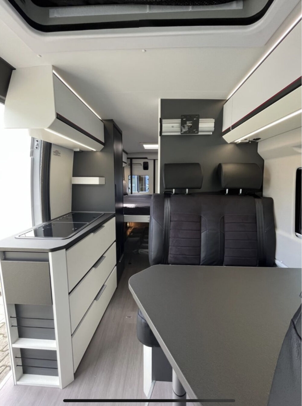 ADRIA TWIN 640 SGX – Slechts 6,39 m, automaat | Aantal slagen: 4 | Laatste registratie: 01/2024 | 15.000 km | Vermogen: 180 pk | Totaalgewicht: 3.500 kg - Afbeelding 14