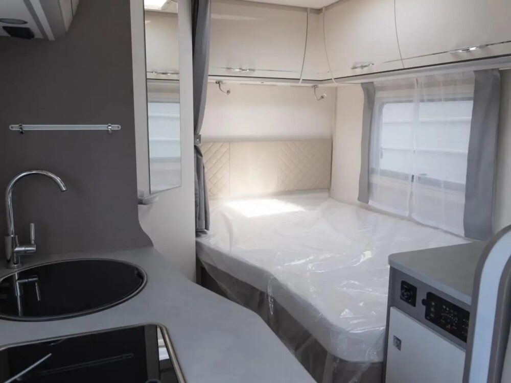Etrusco T-Model T 5900 FB MJ24 – Slechts 5,95 m, Handgeschakeld | Slaapplaatsen: 3 | Eerste registratie: 06/2024 | 15 km | Vermogen: 140 pk | Totaalgewicht: 3.500 kg - Afbeelding 13