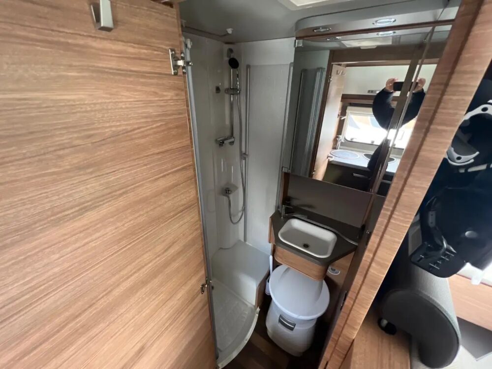 Weinsberg Cara Compact Pepper 50 Edition – Slechts 6,75 m, Handgeschakeld | Slaapplaatsen: 2 | Eerste registratie: 04/2021 | 92.618 km | Vermogen: 140 pk | Totaalgewicht: 3.500 kg - Afbeelding 15