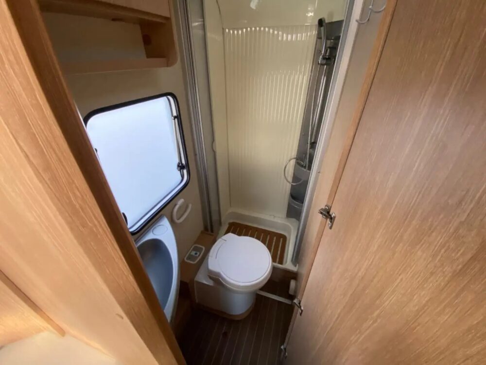Glücksmobil T 58 – Slechts 6,23 m, Handgeschakeld | Slaapplaatsen: 2 | Eerste registratie: 04/2016 | 86.000 km | Vermogen: 131 pk | Totaalgewicht: 3.500 kg - Afbeelding 14