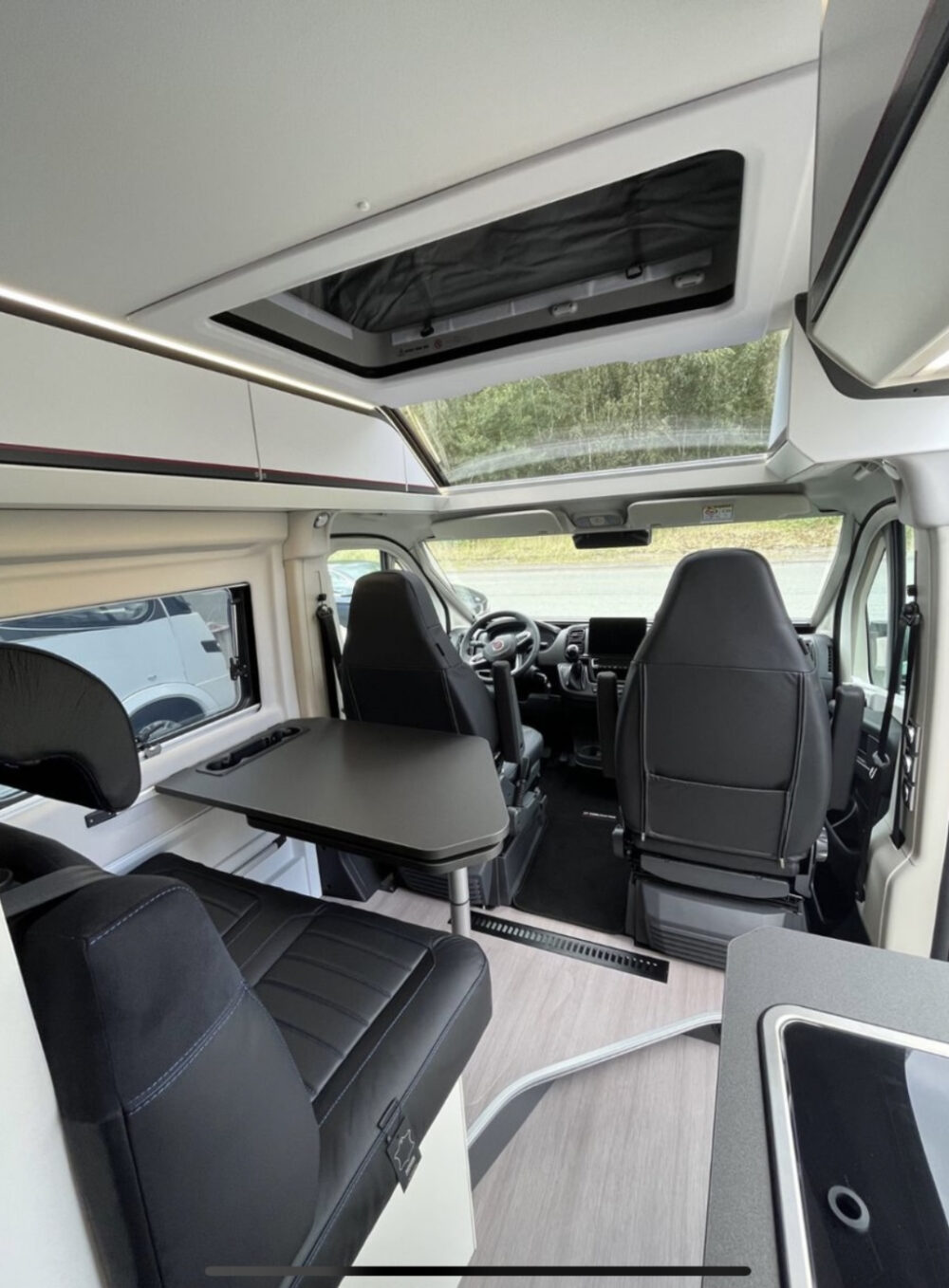 ADRIA TWIN 640 SGX – Slechts 6,39 m, automaat | Aantal slagen: 4 | Laatste registratie: 01/2024 | 15.000 km | Vermogen: 180 pk | Totaalgewicht: 3.500 kg - Afbeelding 15
