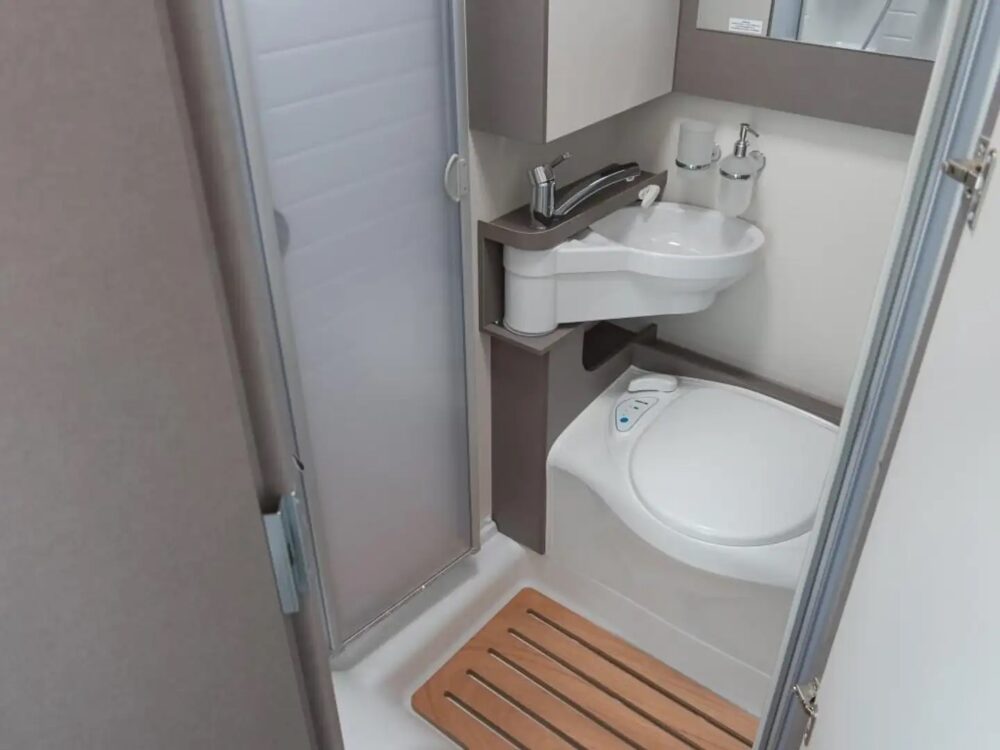 Etrusco T-Model T 5900 FB MJ24 – Slechts 5,95 m, Handgeschakeld | Slaapplaatsen: 3 | Eerste registratie: 06/2024 | 15 km | Vermogen: 140 pk | Totaalgewicht: 3.500 kg - Afbeelding 14
