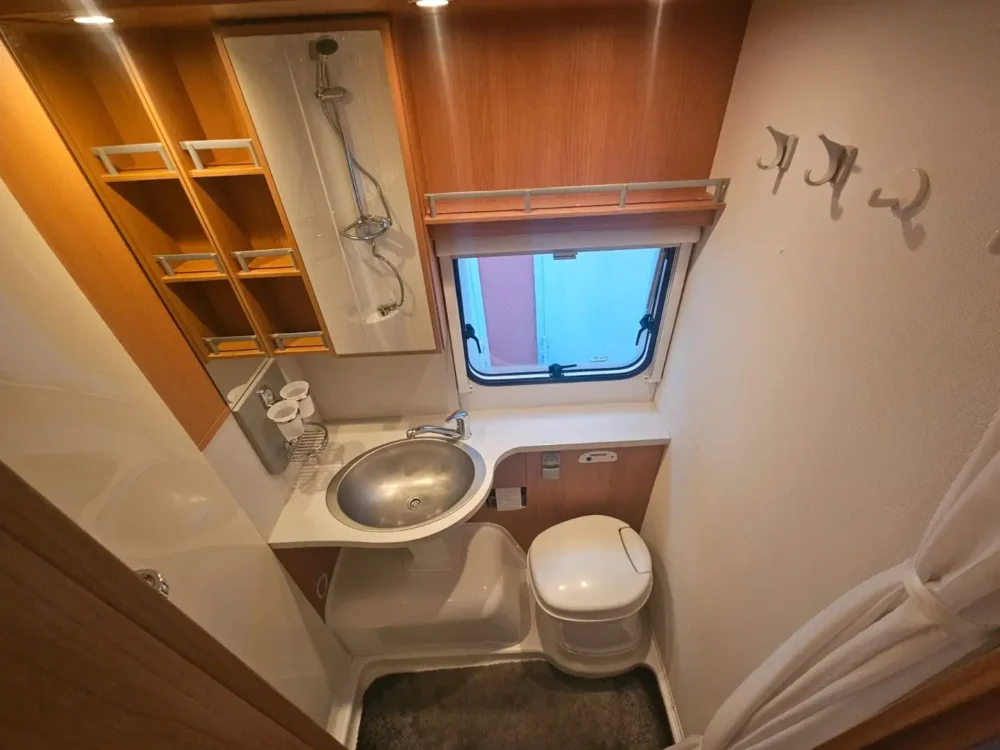 Knaus Sun TI 600 MG Sport – Slechts 6,58 m, Handgeschakeld | Slaapplaatsen: 4 | Eerste registratie: 08/2010 | 122.462 km | Vermogen: 129 pk | Totaalgewicht: 3.500 kg - Afbeelding 16