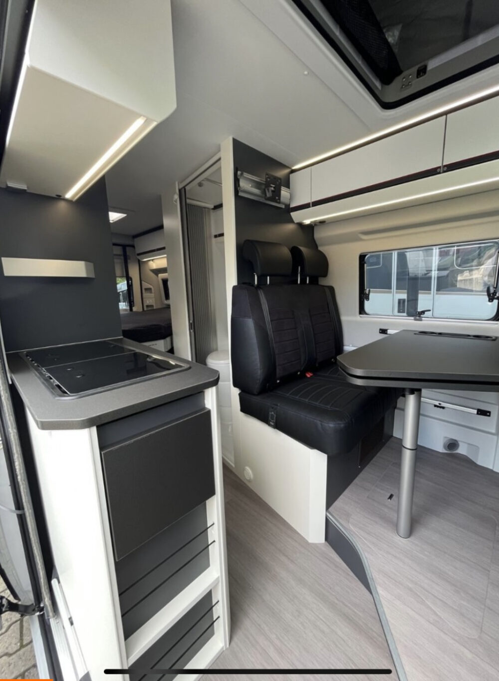 ADRIA TWIN 640 SGX – Slechts 6,39 m, automaat | Aantal slagen: 4 | Laatste registratie: 01/2024 | 15.000 km | Vermogen: 180 pk | Totaalgewicht: 3.500 kg - Afbeelding 16