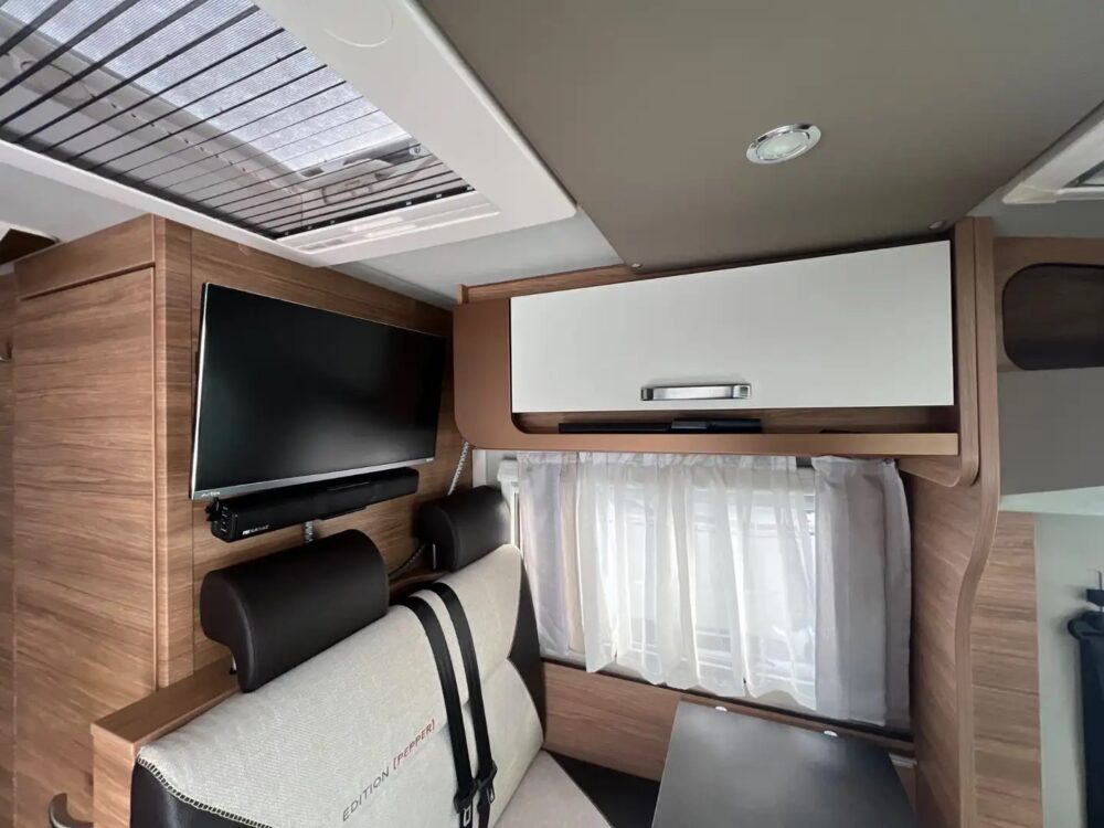 Weinsberg Cara Compact Pepper 50 Edition – Slechts 6,75 m, Handgeschakeld | Slaapplaatsen: 2 | Eerste registratie: 04/2021 | 92.618 km | Vermogen: 140 pk | Totaalgewicht: 3.500 kg - Afbeelding 16