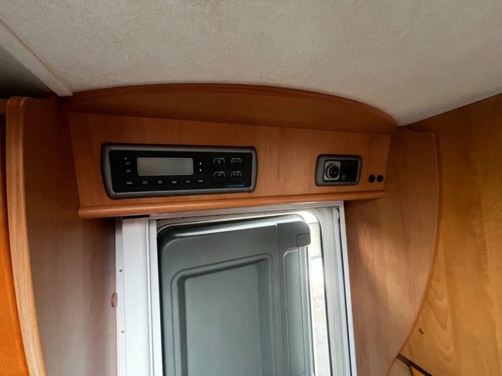 Eura Mobil Contura 706 SB MB 316 – Slechts 7,24 m, automaat | Slaapplaatsen: 4 | Eerste registratie: 02/2002 | 145.852 km | Vermogen: 156 pk | Totaalgewicht: 3.500 kg - Afbeelding 18