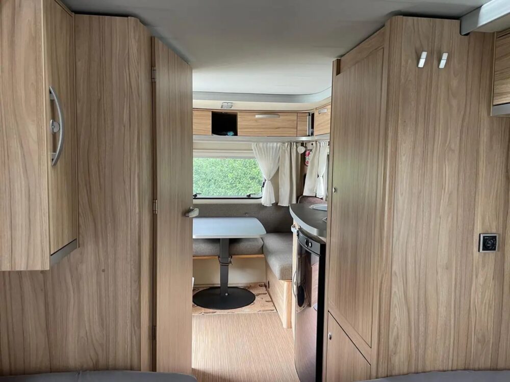 Iveco IS 35 Hymer Eriba – Slechts 7,12 m, Automatische transmissie | Fiat laagprofielchassis | Registratie: 08/2018 | 94.000 km | 6 slaapplaatsen | Toegestaan ​​totaalgewicht: 3.500 kg - Afbeelding 18