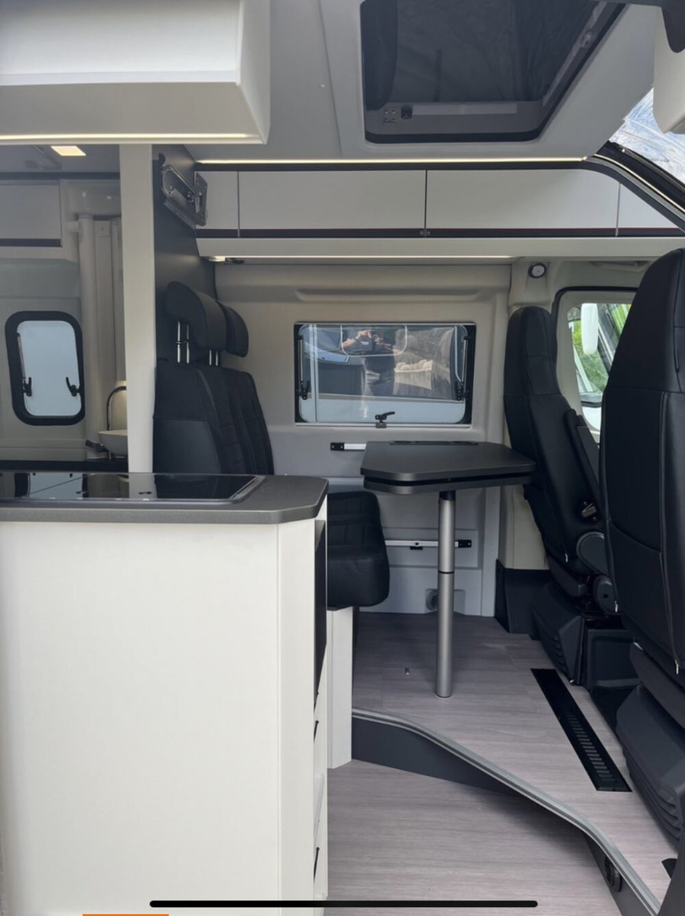 ADRIA TWIN 640 SGX – Slechts 6,39 m, automaat | Aantal slagen: 4 | Laatste registratie: 01/2024 | 15.000 km | Vermogen: 180 pk | Totaalgewicht: 3.500 kg - Afbeelding 18