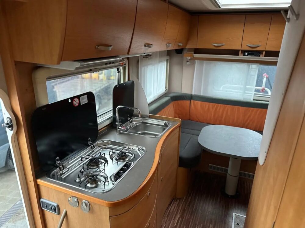 Eura Mobil Tarrestra Contura Activa 112 – Slechts 6,32 m, handgeschakeld | Slaapplaatsen: 2 | Eerste registratie: 03/2009 | 148.000 km | Vermogen: 158 pk | Totaalgewicht: 3.500 kg - Afbeelding 2