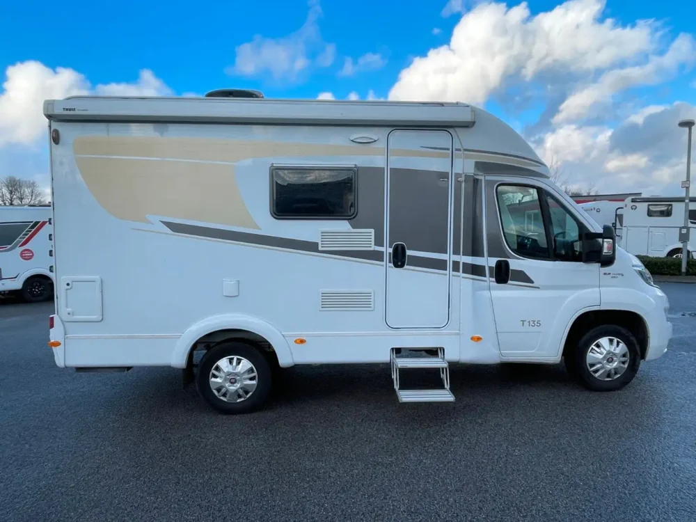 Carado T 135 – Slechts 5,99 m, Handgeschakeld | Slaapplaatsen: 2 | Eerste registratie: 02/2018 | 58.100 km | Vermogen: 131 pk | Totaalgewicht: 3.500 kg - Afbeelding 2