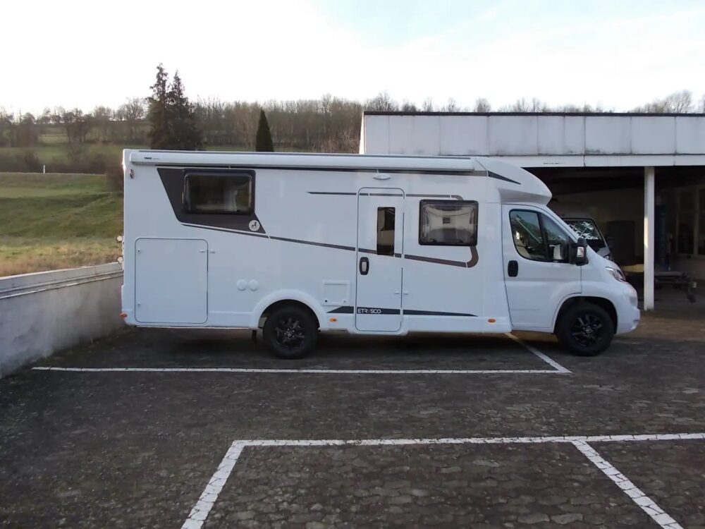 Etrusco T7300 SB – Slechts 7,50 m, Handgeschakeld | Slaapplaatsen: 4 | Eerste registratie: 01/2024 | 300 km | Vermogen: 140 pk | Totaalgewicht: 3.500 kg - Afbeelding 2