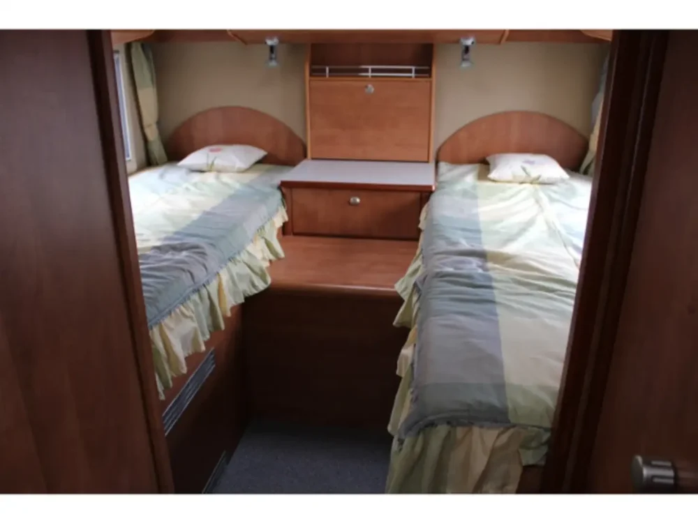 Carthago chic T51 – Slechts 7,65 m, handgeschakeld | Slaapplaatsen: 4 | Eerste registratie: 03/2006 | 104.700 km | Vermogen: 107 pk | Totaalgewicht: 3.500 kg - Afbeelding 3