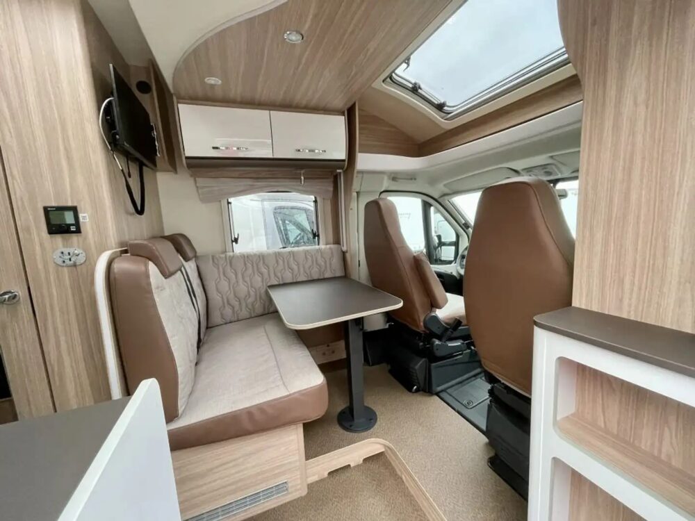 Bürstner Limited T 690 G – Slechts 6,98 m, Handgeschakeld | Slaapplaatsen: 4 | Eerste registratie: 03/2024 | 12.389 km | Vermogen: 165 pk | Totaalgewicht: 4.000 kg - Afbeelding 2