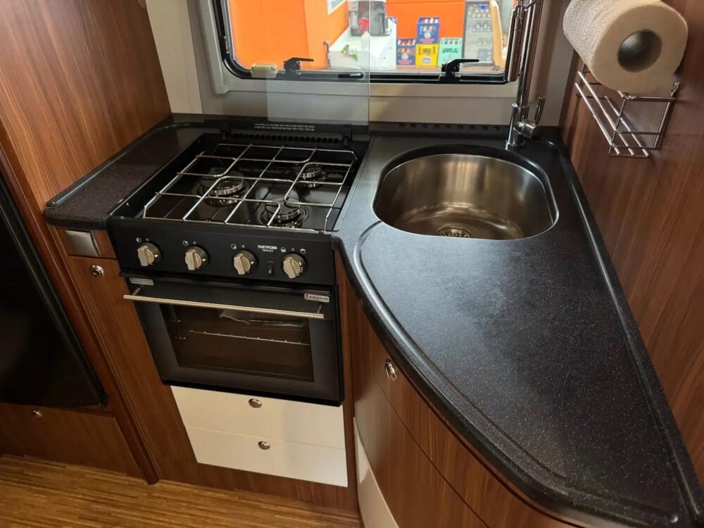 Adria Polaris SL 749 Mercedes Sprinter 319 CDI – Slechts 7,49 m, automaat | Slaapplaatsen: 4 | Eerste registratie: 06/2010 | 59.000 km | Vermogen: 190 pk | Totaalgewicht: 3.500 kg - Afbeelding 20