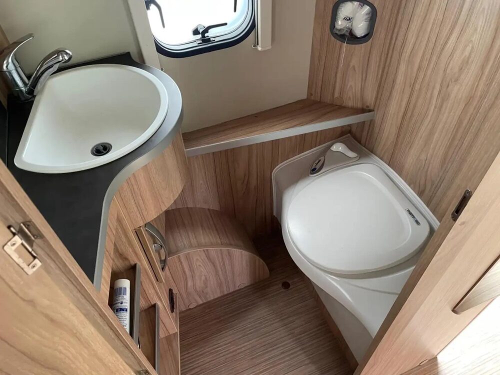 Iveco IS 35 Hymer Eriba – Slechts 7,12 m, Automatische transmissie | Fiat laagprofielchassis | Registratie: 08/2018 | 94.000 km | 6 slaapplaatsen | Toegestaan ​​totaalgewicht: 3.500 kg - Afbeelding 21
