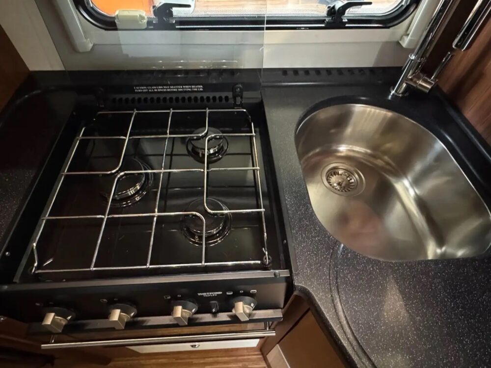 Adria Polaris SL 749 Mercedes Sprinter 319 CDI – Slechts 7,49 m, automaat | Slaapplaatsen: 4 | Eerste registratie: 06/2010 | 59.000 km | Vermogen: 190 pk | Totaalgewicht: 3.500 kg - Afbeelding 21