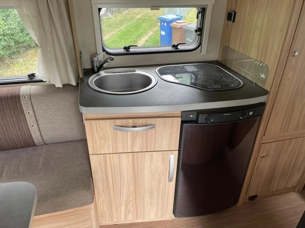 Iveco IS 35 Hymer Eriba – Slechts 7,12 m, Automatische transmissie | Fiat laagprofielchassis | Registratie: 08/2018 | 94.000 km | 6 slaapplaatsen | Toegestaan ​​totaalgewicht: 3.500 kg - Afbeelding 22