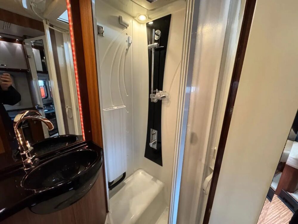 Adria Polaris SL 749 Mercedes Sprinter 319 CDI – Slechts 7,49 m, automaat | Slaapplaatsen: 4 | Eerste registratie: 06/2010 | 59.000 km | Vermogen: 190 pk | Totaalgewicht: 3.500 kg - Afbeelding 25