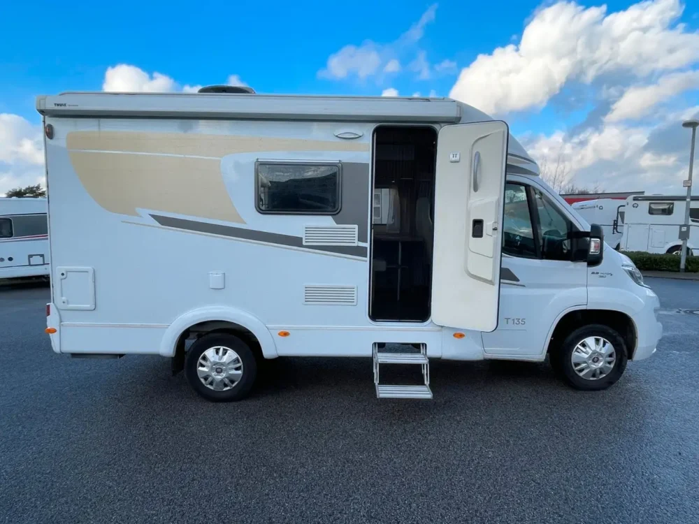 Carado T 135 – Slechts 5,99 m, Handgeschakeld | Slaapplaatsen: 2 | Eerste registratie: 02/2018 | 58.100 km | Vermogen: 131 pk | Totaalgewicht: 3.500 kg - Afbeelding 3