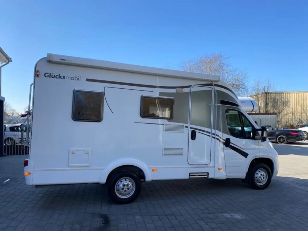 Glücksmobil T 58 – Slechts 6,23 m, Handgeschakeld | Slaapplaatsen: 2 | Eerste registratie: 04/2016 | 86.000 km | Vermogen: 131 pk | Totaalgewicht: 3.500 kg - Afbeelding 4