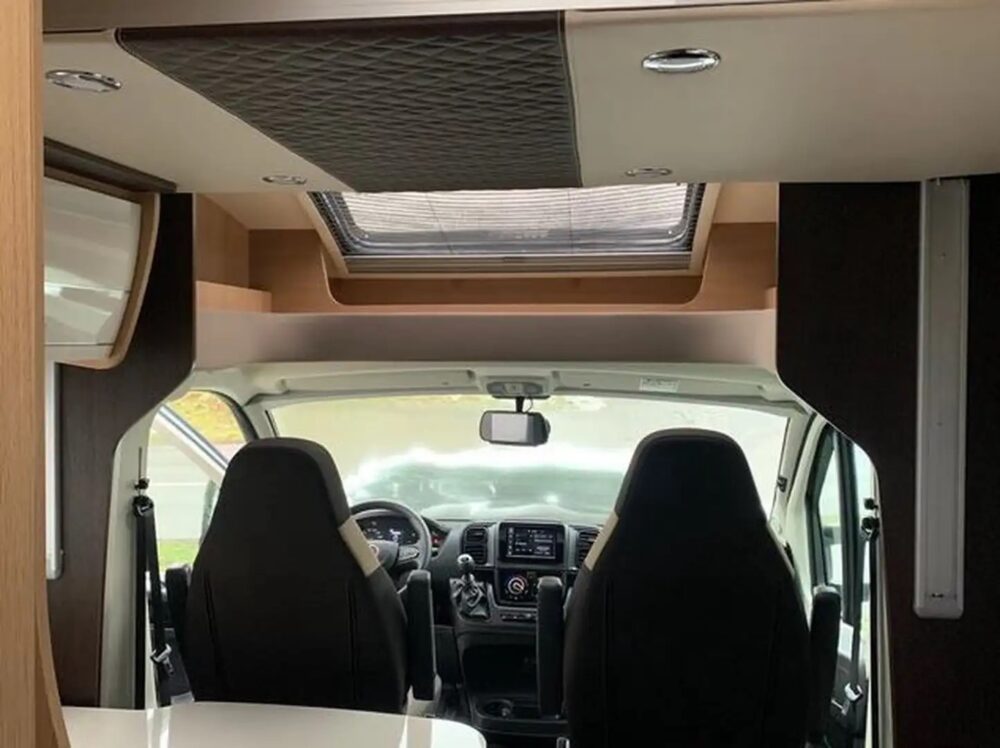 Forster T 599 HB – Slechts 5,99 m, handgeschakeld | Semi-integraal Fiat-chassis | Eerste registratie: 05/2023 | 22.300 km | Vermogen: 140 pk | Totaalgewicht: 3.500 kg - Afbeelding 4