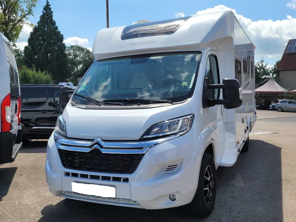Mooveo TEI 74QB – Slechts 7,45 m, handgeschakeld | Slaapplaatsen: 4 | Eerste registratie: 01/2022 | 32.000 km | Vermogen: 140 pk | Totaalgewicht: 3.500 kg