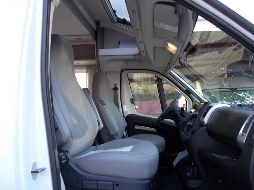 Etrusco T7300 SB – Slechts 7,50 m, Handgeschakeld | Slaapplaatsen: 4 | Eerste registratie: 01/2024 | 300 km | Vermogen: 140 pk | Totaalgewicht: 3.500 kg - Afbeelding 4