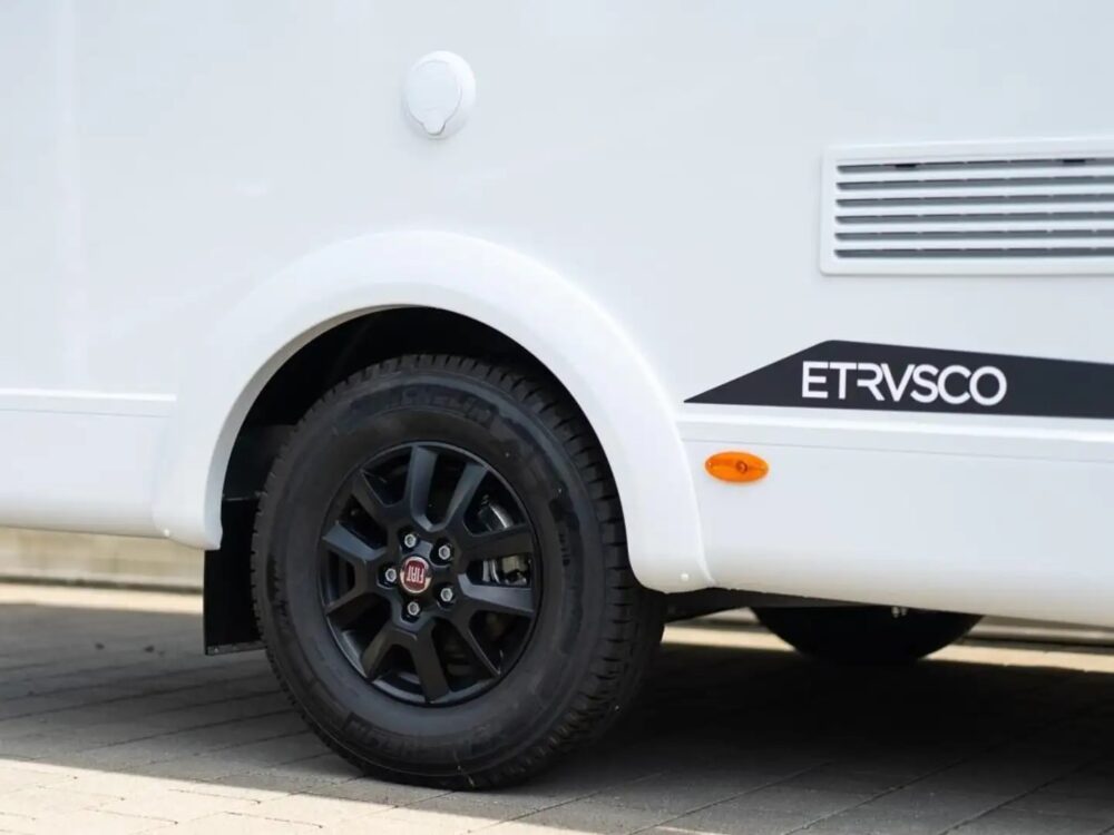 Etrusco T-Model T 5900 FB MJ24 – Slechts 5,95 m, Handgeschakeld | Slaapplaatsen: 3 | Eerste registratie: 06/2024 | 15 km | Vermogen: 140 pk | Totaalgewicht: 3.500 kg - Afbeelding 4