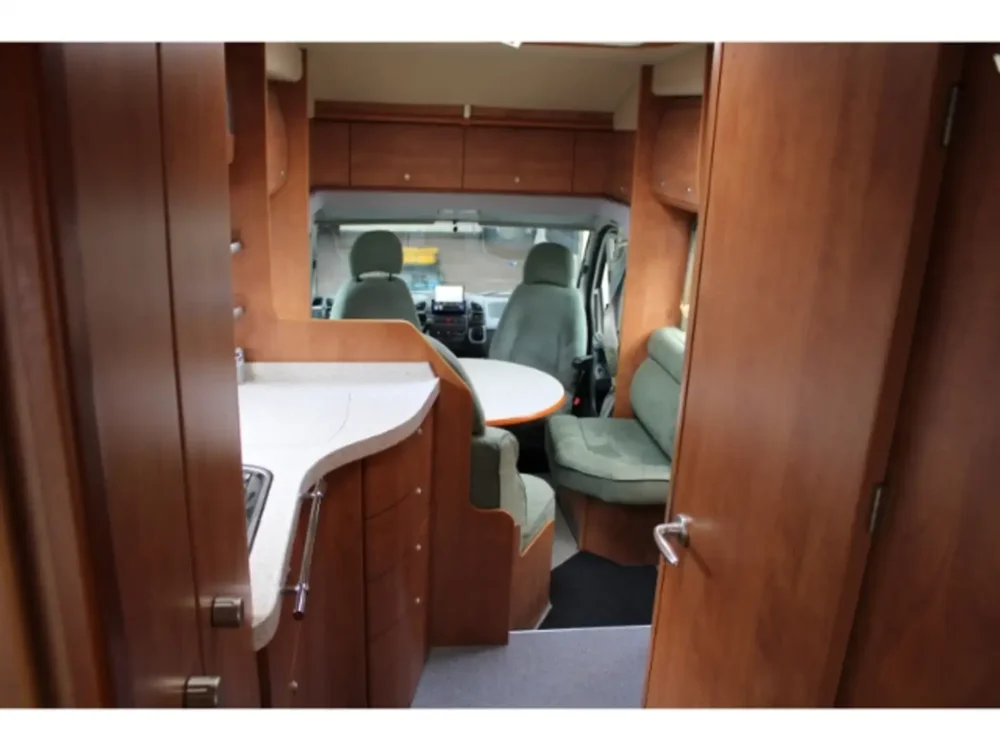 Carthago chic T51 – Slechts 7,65 m, handgeschakeld | Slaapplaatsen: 4 | Eerste registratie: 03/2006 | 104.700 km | Vermogen: 107 pk | Totaalgewicht: 3.500 kg - Afbeelding 5