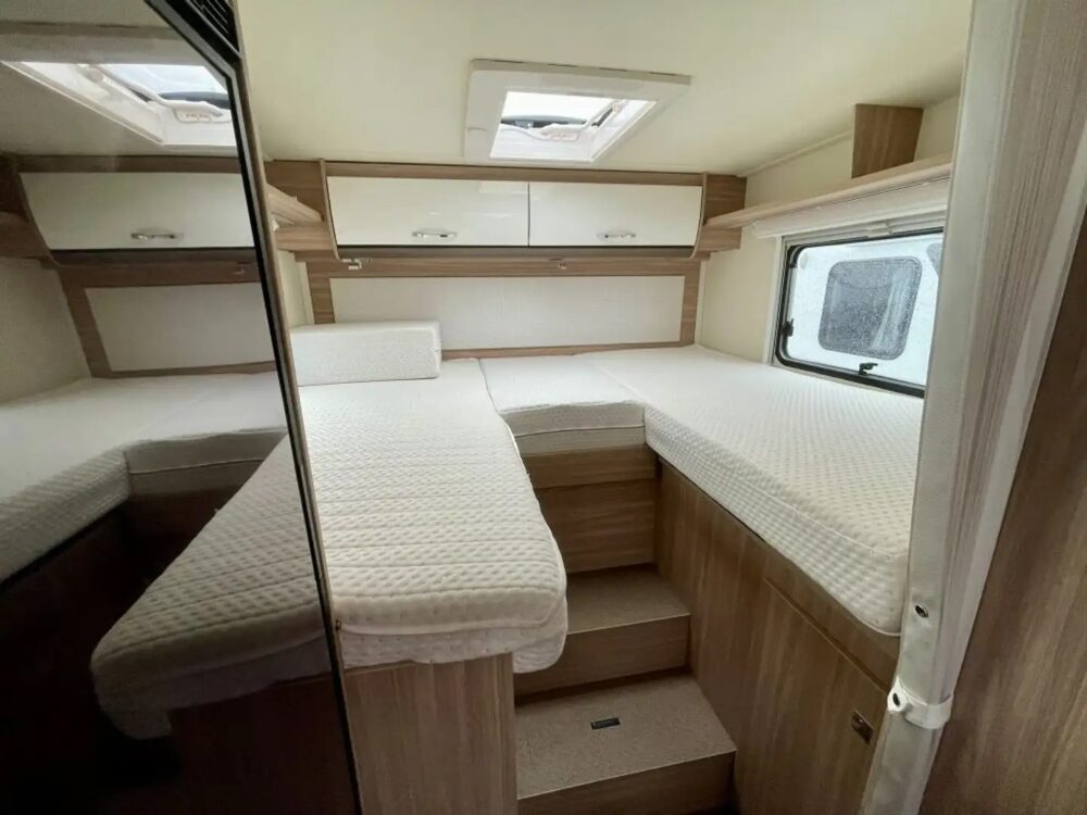 Bürstner Limited T 690 G – Slechts 6,98 m, Handgeschakeld | Slaapplaatsen: 4 | Eerste registratie: 03/2024 | 12.389 km | Vermogen: 165 pk | Totaalgewicht: 4.000 kg - Afbeelding 4