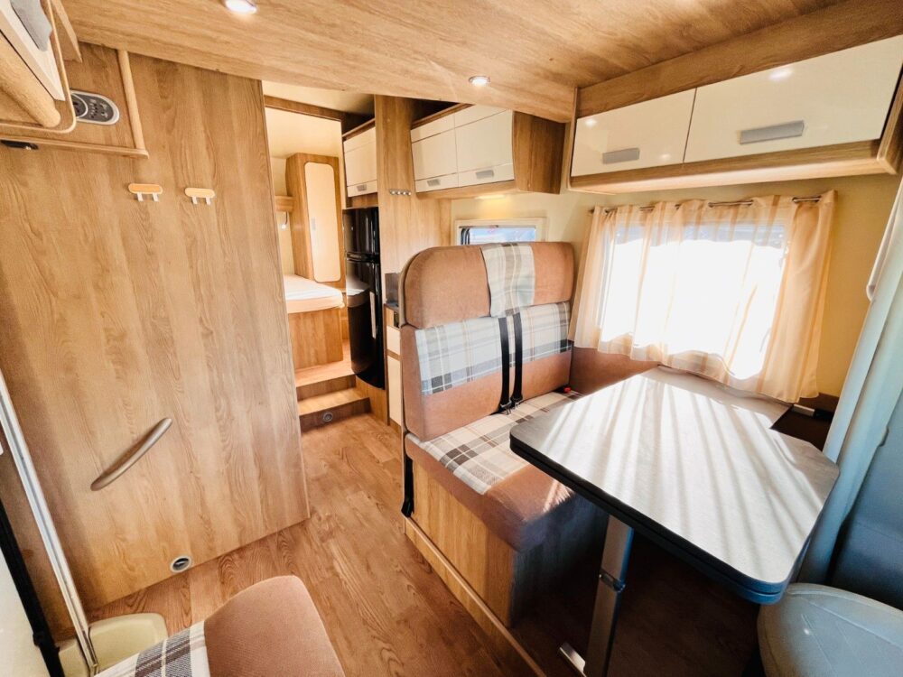 P.L.A. HAPPY 390 QUEENSBED HUBBED LUIFEL P.L.A. | Halfintegraal | Eerste toelating: 09/2018 | 17.400 km | 4 slaapplaatsen | Toegestaan totaalgewicht: 3.500 kg - Afbeelding 7